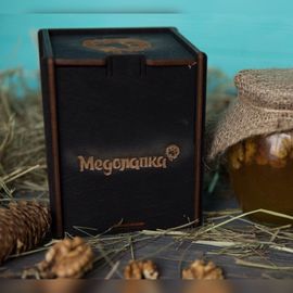 Мед пчелиный натуральный разнотравье и подсолнечник с орехами (ассорти) в подарочной коробке. 400 мл., фото 1