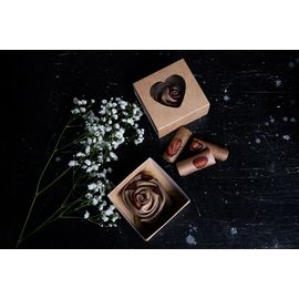 Подарункова роза з бананової пастили з полуничними фрутсами та сушеного ківі у вигляді листочків, фото 1