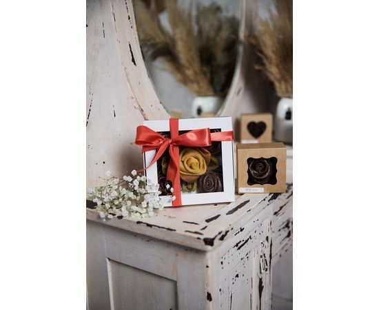 Подарункова роза з бананової пастили з полуничними фрутсами та сушеного ківі у вигляді листочків SOVA candies, фото 2 Подарункова роза з бананової пастили з полуничними фрутсами та сушеного ківі у вигляді листочків SOVA candies, фото 2