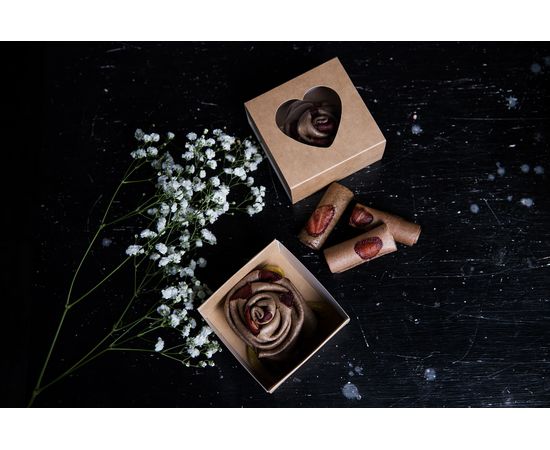 Подарункова роза з бананової пастили з полуничними фрутсами та сушеного ківі у вигляді листочків SOVA candies, фото 1 Подарункова роза з бананової пастили з полуничними фрутсами та сушеного ківі у вигляді листочків SOVA candies, фото 1