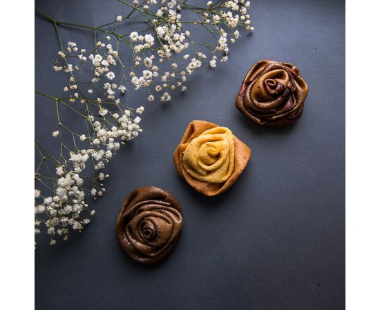 Подарункова роза з ананасової пастили з листочками із сушенного ківі SOVA candies, фото 2